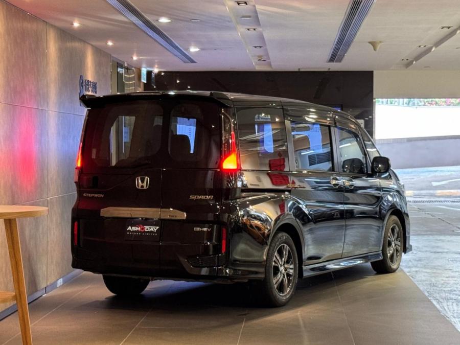 Stepwgn e:HEV EX Black Style - Image 2